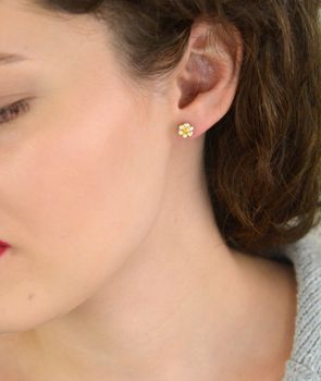 Kolczyki srebrne 925 w kształcie kwiatków z emalią biało-żółtą i zapięciem na sztyft. Idealne dla dziewczynek i kobiet. Doskonały prezent na każdą okazję (3).JPG