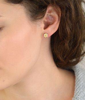 Kolczyki srebrne 925 w kształcie kwiatków z emalią biało-żółtą i zapięciem na sztyft. Idealne dla dziewczynek i kobiet. Doskonały prezent na każdą okazję (4).JPG