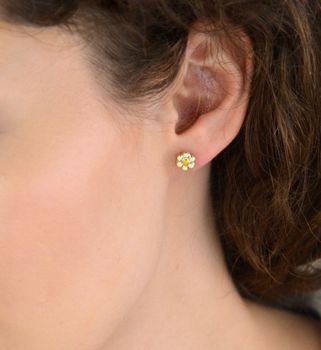 Kolczyki srebrne 925 w kształcie kwiatków z emalią biało-żółtą i zapięciem na sztyft. Idealne dla dziewczynek i kobiet. Doskonały prezent na każdą okazję (5).JPG