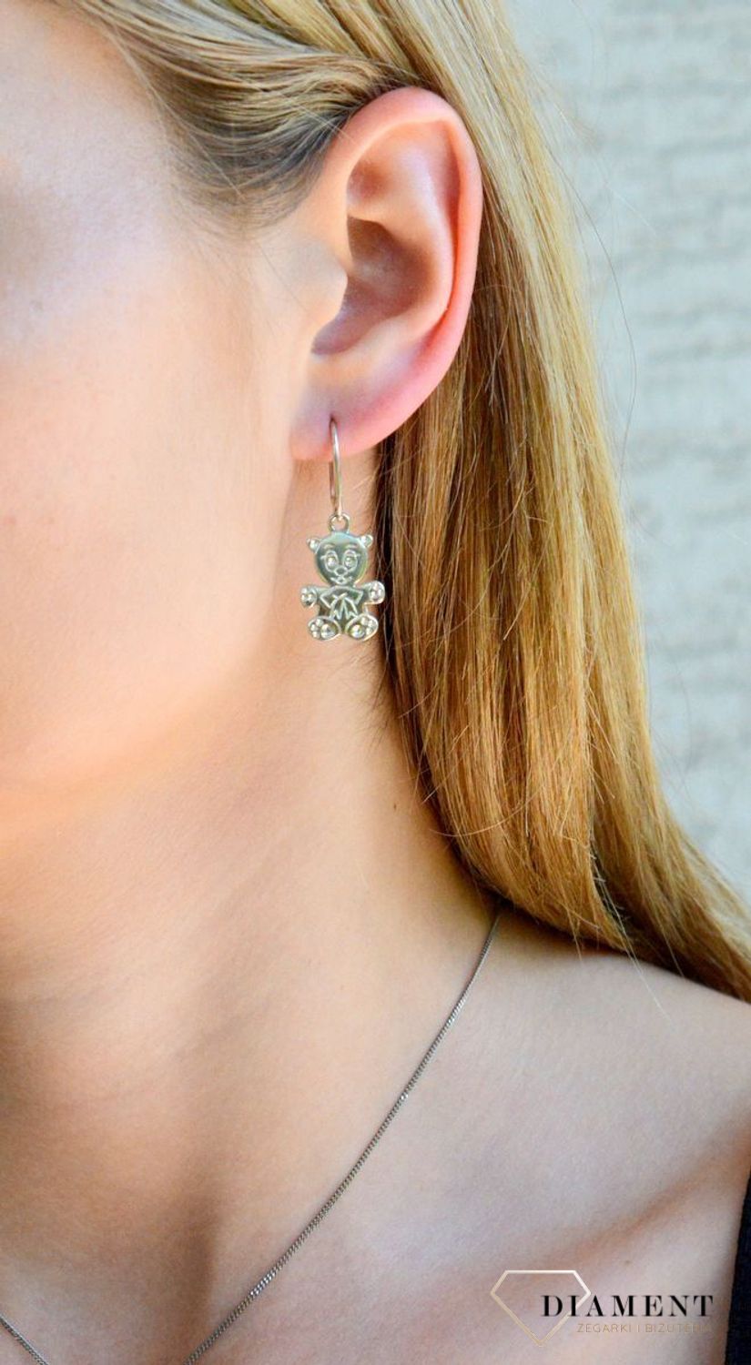 Srebrne kolczyki damskie 925 wiszące misie DIA-KLC-SP197S-925. Srebrne kolczyki damskie. Srebrne kolczyki wiszące. Kolczyki srebrne z wiszącym misiem. Kolczyki na bigiel idealne na prezent..jpg