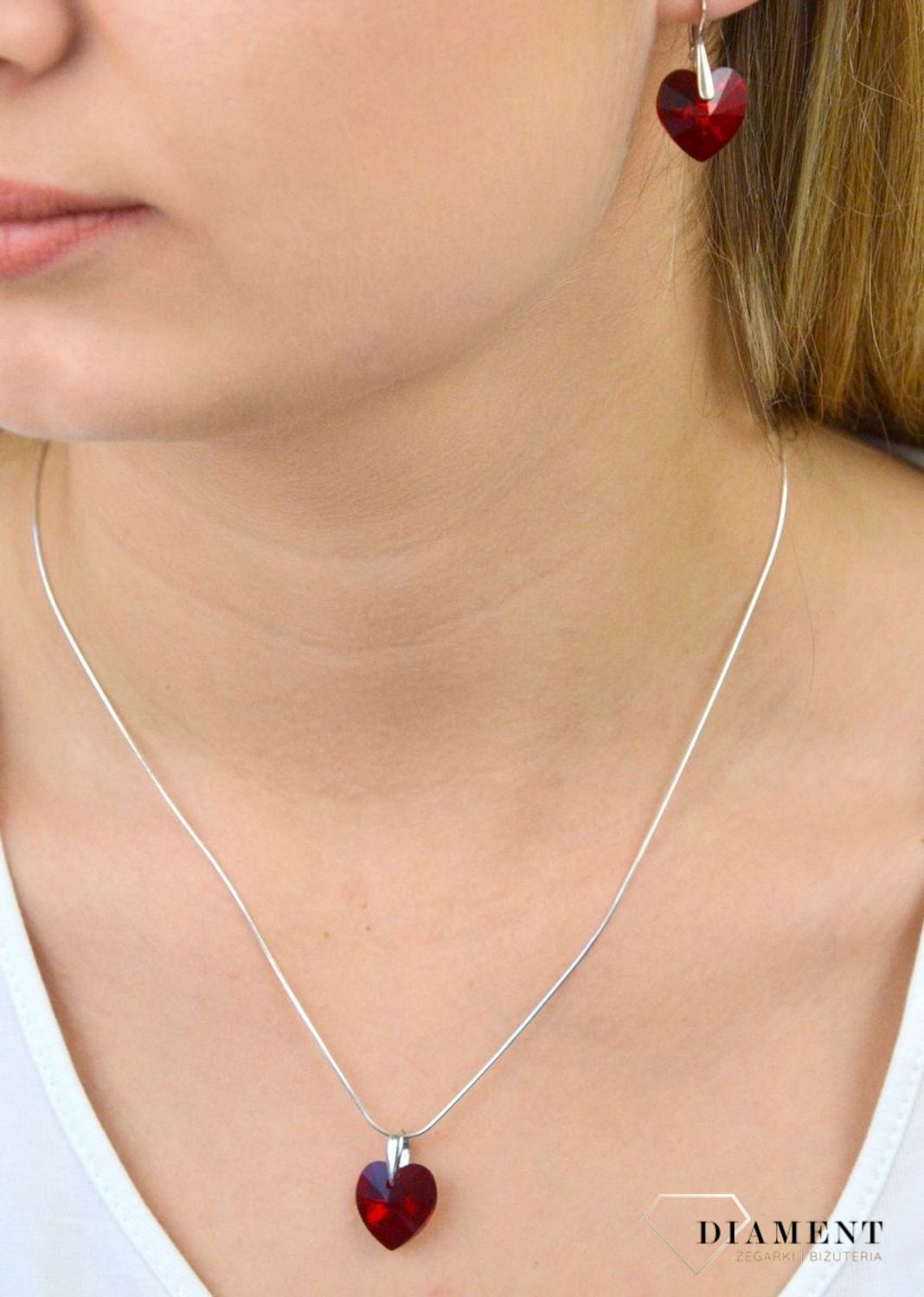 Kolczyki srebrne serca z kryształem Swarovskiego DIA-KLC-SWAROVSKI3-925. Kolczyki srebrne serca. Kolczyki z kryształem Swarovskiego. Biżuteria Swarovskiego. Kolczyki wiszące. Kolczyki z zapięciem angielskim.jpg