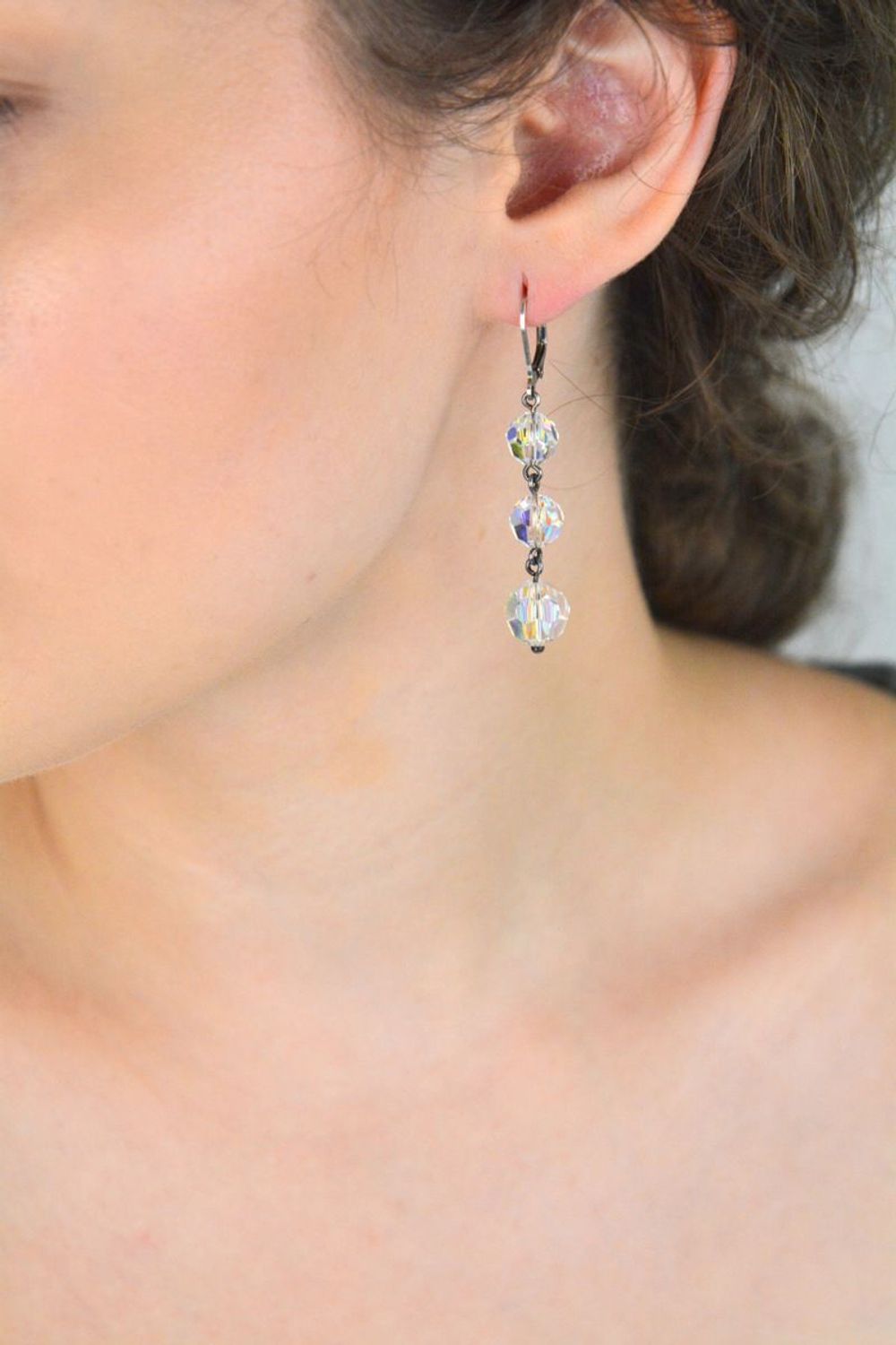 Kolczyki srebrne 925 z trzema opalizującymi kryształami Swarovski. Model DIA-KLC-SWAROVSKI4, długość 5,5 cm, zapięcie bigiel angielski. Elegancka biżuteria dla kobiet.1.jpg