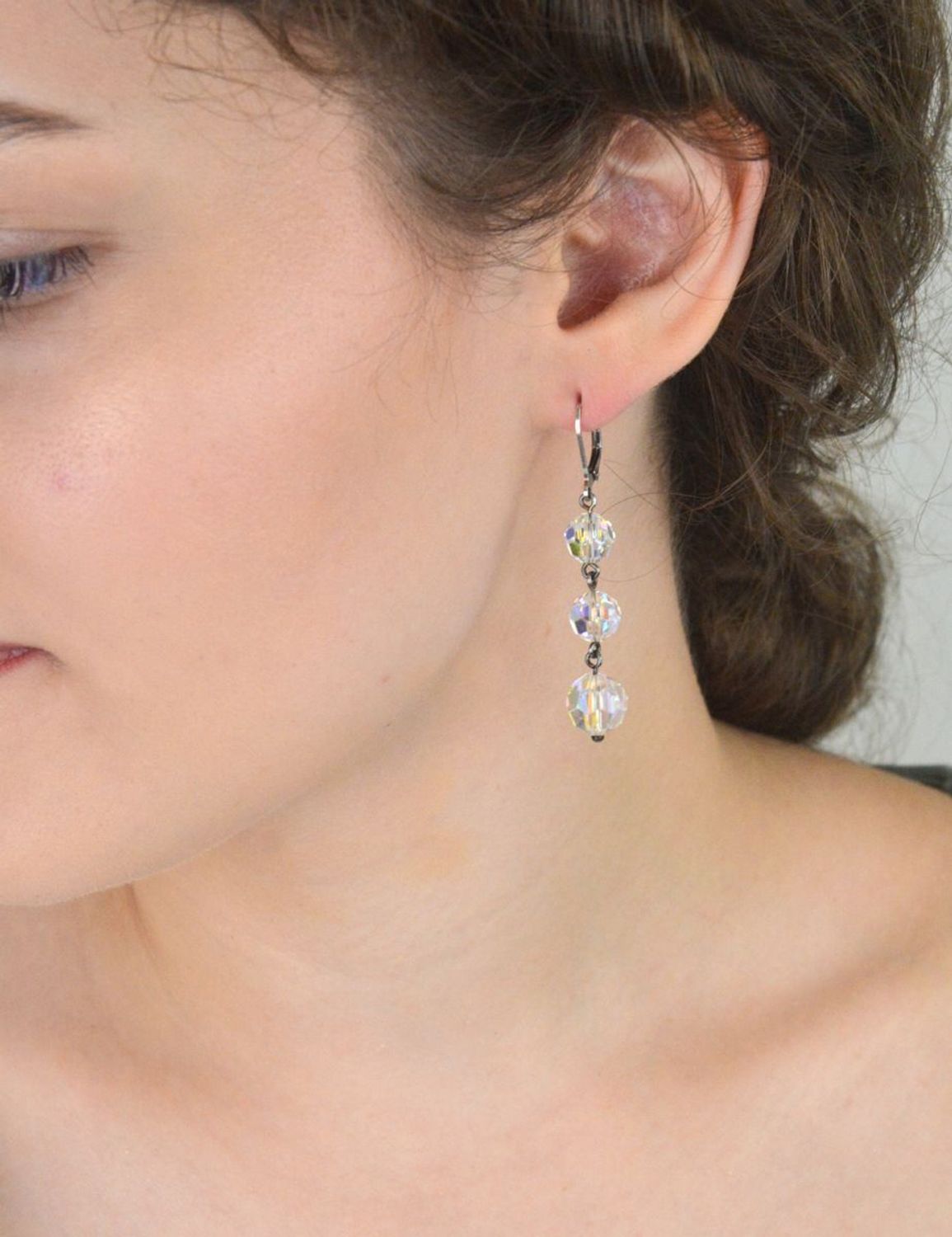 Kolczyki srebrne 925 z trzema opalizującymi kryształami Swarovski. Model DIA-KLC-SWAROVSKI4, długość 5,5 cm, zapięcie bigiel angielski. Elegancka biżuteria dla kobiet.1.jpg