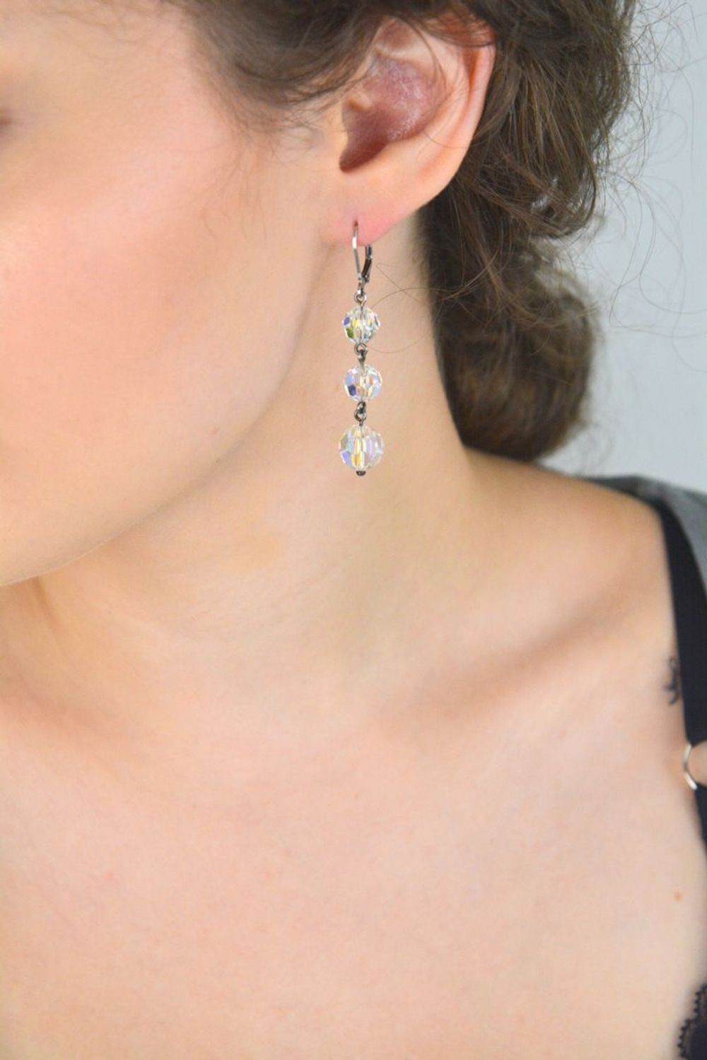 Kolczyki srebrne 925 z trzema opalizującymi kryształami Swarovski. Model DIA-KLC-SWAROVSKI4, długość 5,5 cm, zapięcie bigiel angielski. Elegancka biżuteria dla kobiet.1.jpg