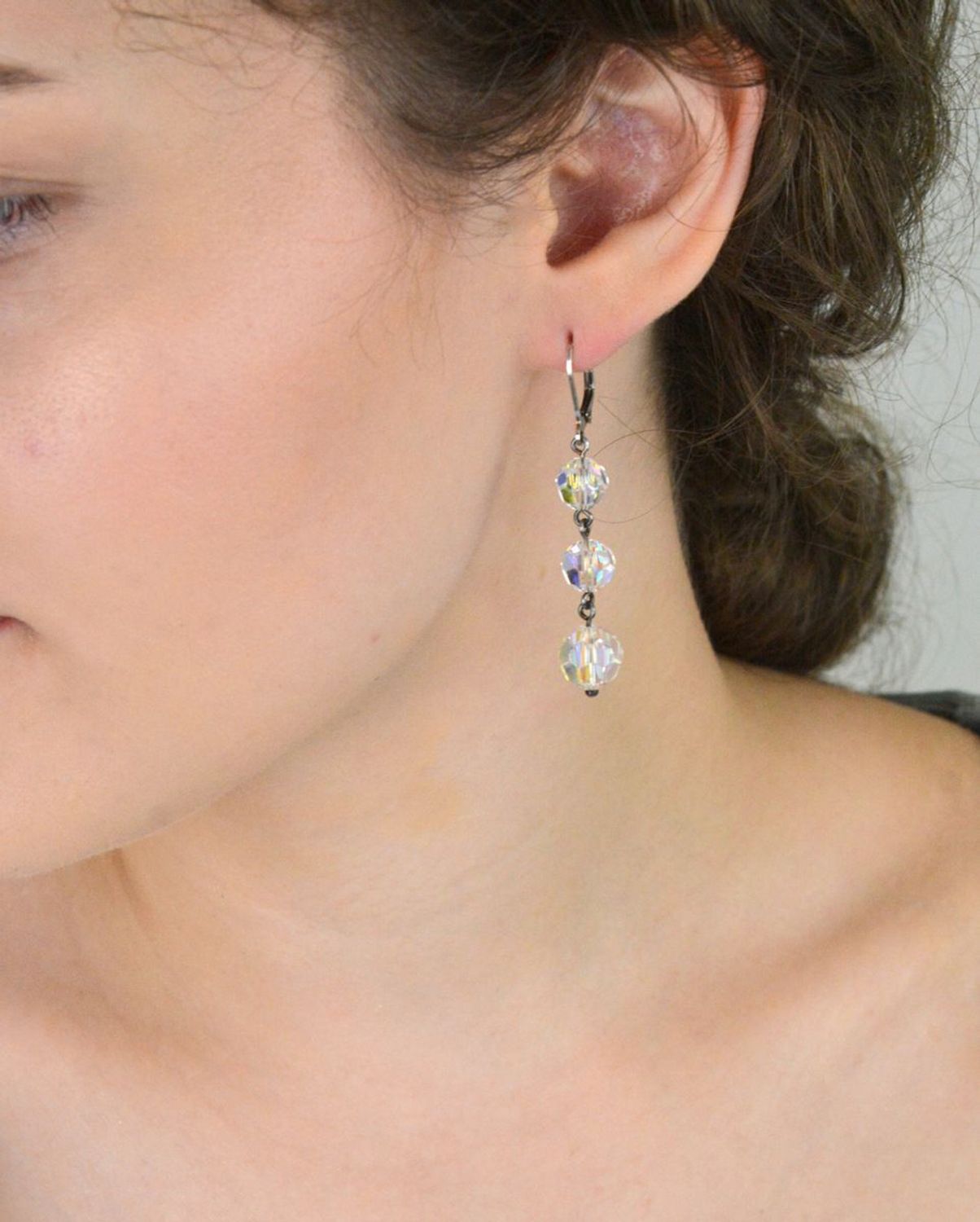 Kolczyki srebrne 925 z trzema opalizującymi kryształami Swarovski. Model DIA-KLC-SWAROVSKI4, długość 5,5 cm, zapięcie bigiel angielski. Elegancka biżuteria dla kobiet.1.jpg