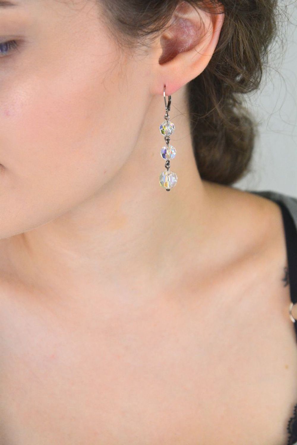 Kolczyki srebrne 925 z trzema opalizującymi kryształami Swarovski. Model DIA-KLC-SWAROVSKI4, długość 5,5 cm, zapięcie bigiel angielski. Elegancka biżuteria dla kobiet.1.jpg