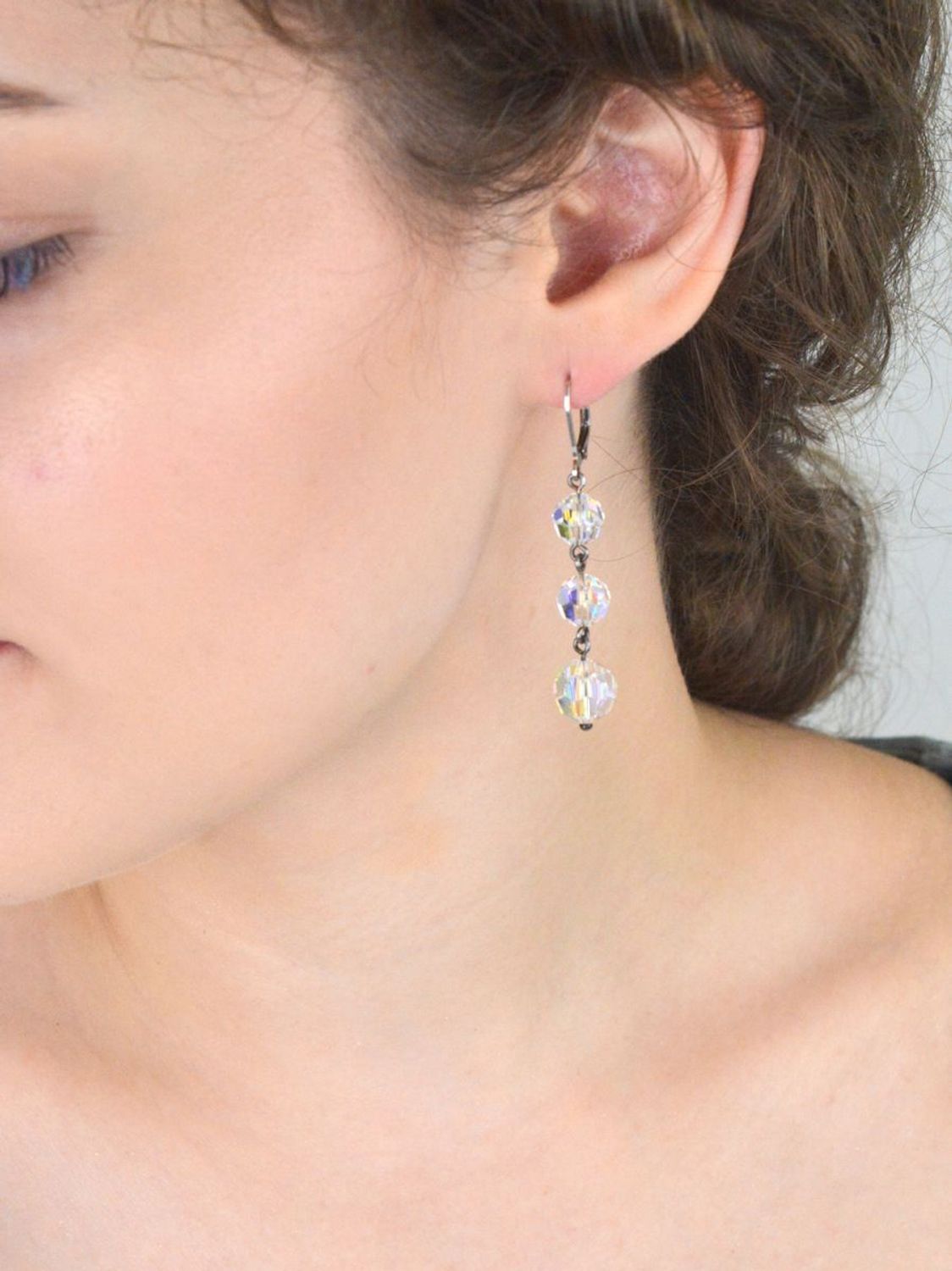 Kolczyki srebrne 925 z trzema opalizującymi kryształami Swarovski. Model DIA-KLC-SWAROVSKI4, długość 5,5 cm, zapięcie bigiel angielski. Elegancka biżuteria dla kobiet.1.jpg