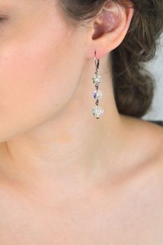 Kolczyki srebrne 925 z trzema opalizującymi kryształami Swarovski. Model DIA-KLC-SWAROVSKI4, długość 5,5 cm, zapięcie bigiel angielski. Elegancka biżuteria dla kobiet (1).JPG