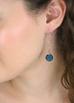 Eleganckie kolczyki srebrne Spark z granatową cyrkonią. Wiszący łańcuszek zakończony kuleczkami i wygodne przekładane zapięcie. Srebro 925, długość 5 cm (1).JPG
