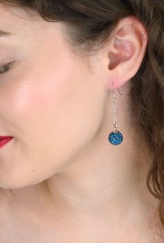 Eleganckie kolczyki srebrne Spark z granatową cyrkonią. Wiszący łańcuszek zakończony kuleczkami i wygodne przekładane zapięcie. Srebro 925, długość 5 cm (3).JPG