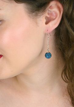 Eleganckie kolczyki srebrne Spark z granatową cyrkonią. Wiszący łańcuszek zakończony kuleczkami i wygodne przekładane zapięcie. Srebro 925, długość 5 cm (4).JPG