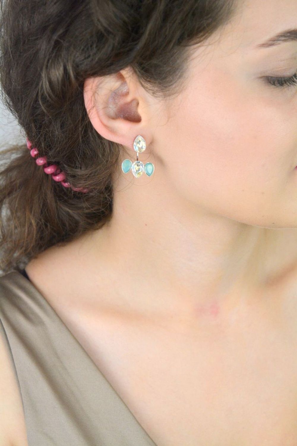 Kolczyki srebrne 925 damskie DIA-KLC-SWAROVSKI8-925, kolorowe zausznice z kryształkami, zapięcie na sztyft. Długość 2,5 cm, szerokość 2,0 cm, waga 5,57 g. Modne i eleganckie.1.jpg