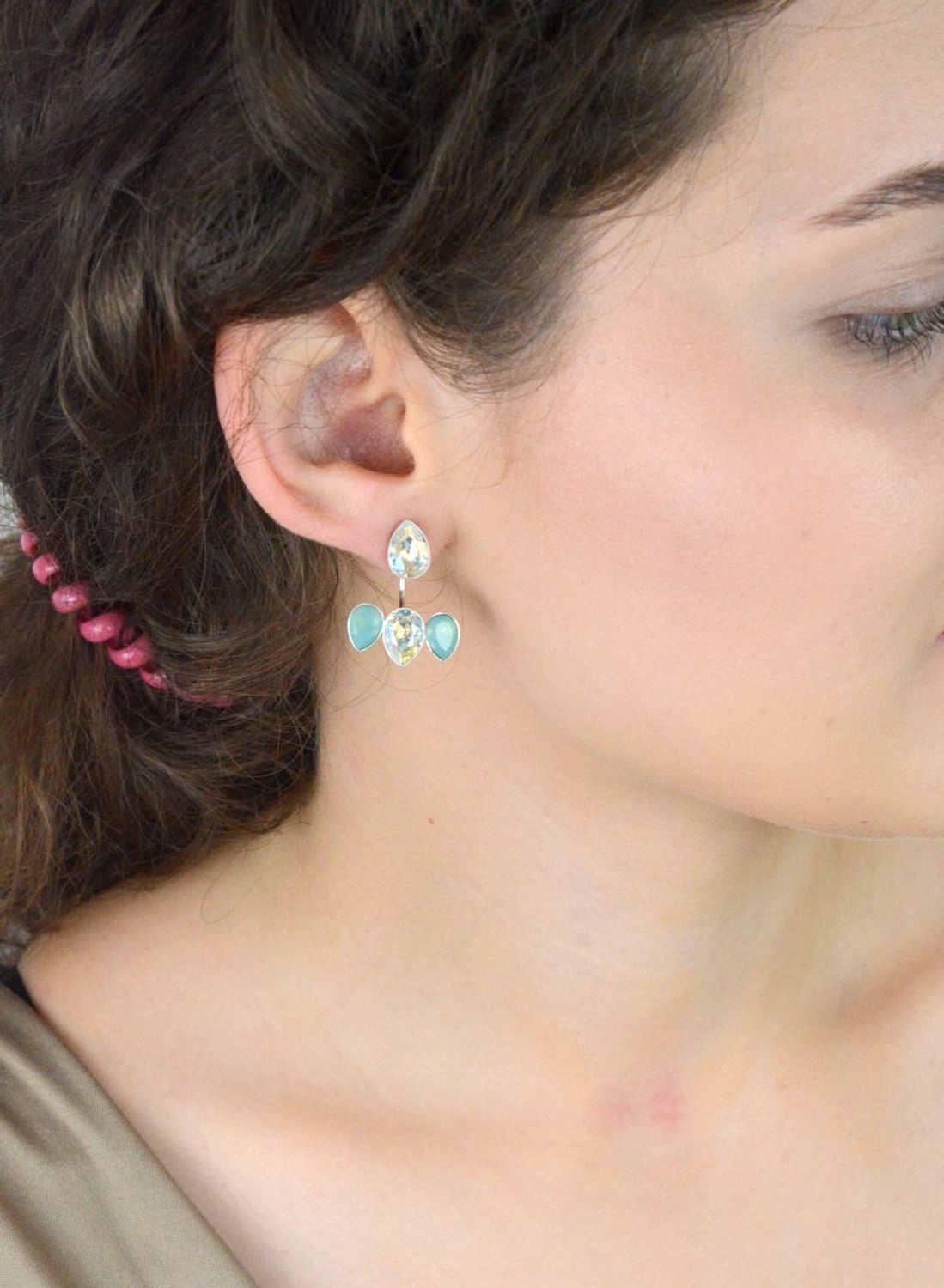 Kolczyki srebrne 925 damskie DIA-KLC-SWAROVSKI8-925, kolorowe zausznice z kryształkami, zapięcie na sztyft. Długość 2,5 cm, szerokość 2,0 cm, waga 5,57 g. Modne i eleganckie.1.jpg