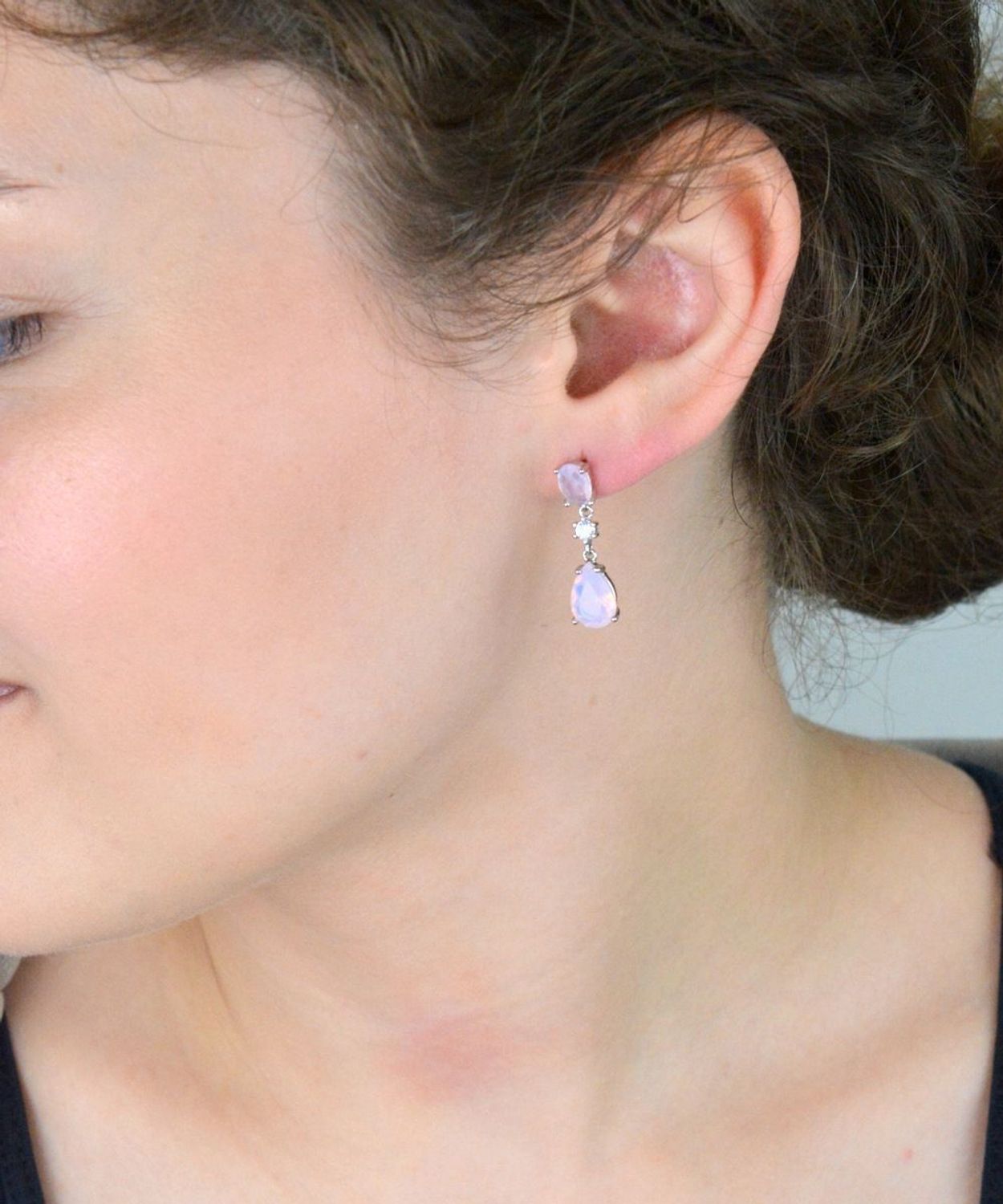 Eleganckie kolczyki wiszące damskie srebrne próba 925 zdobione różowymi kryształami Swarovskiego i cyrkonią. Zapięcie na sztyft, długość 2,5 cm, szerokość 7 mm, waga 3,00 g. Model DIA-KLC-SWAROV.jpg