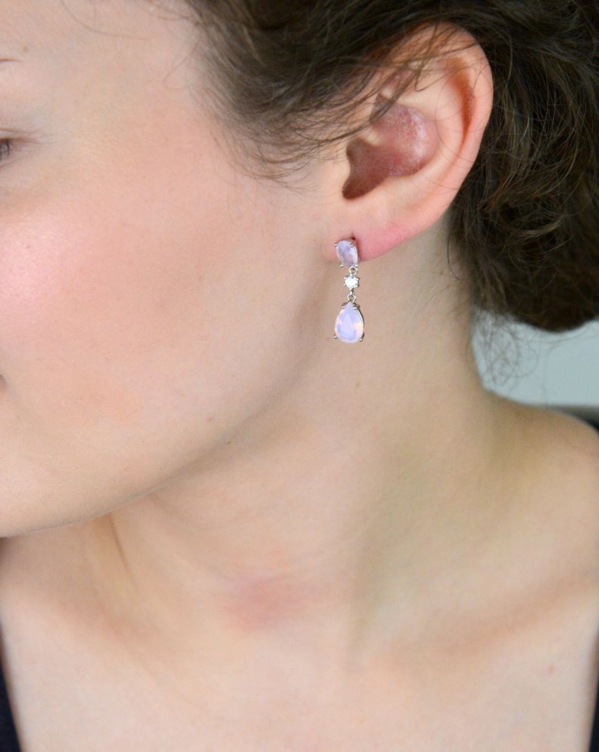 Eleganckie kolczyki wiszące damskie srebrne próba 925 zdobione różowymi kryształami Swarovskiego i cyrkonią. Zapięcie na sztyft, długość 2,5 cm, szerokość 7 mm, waga 3,00 g. Model DIA-KLC-SWAROV.jpg