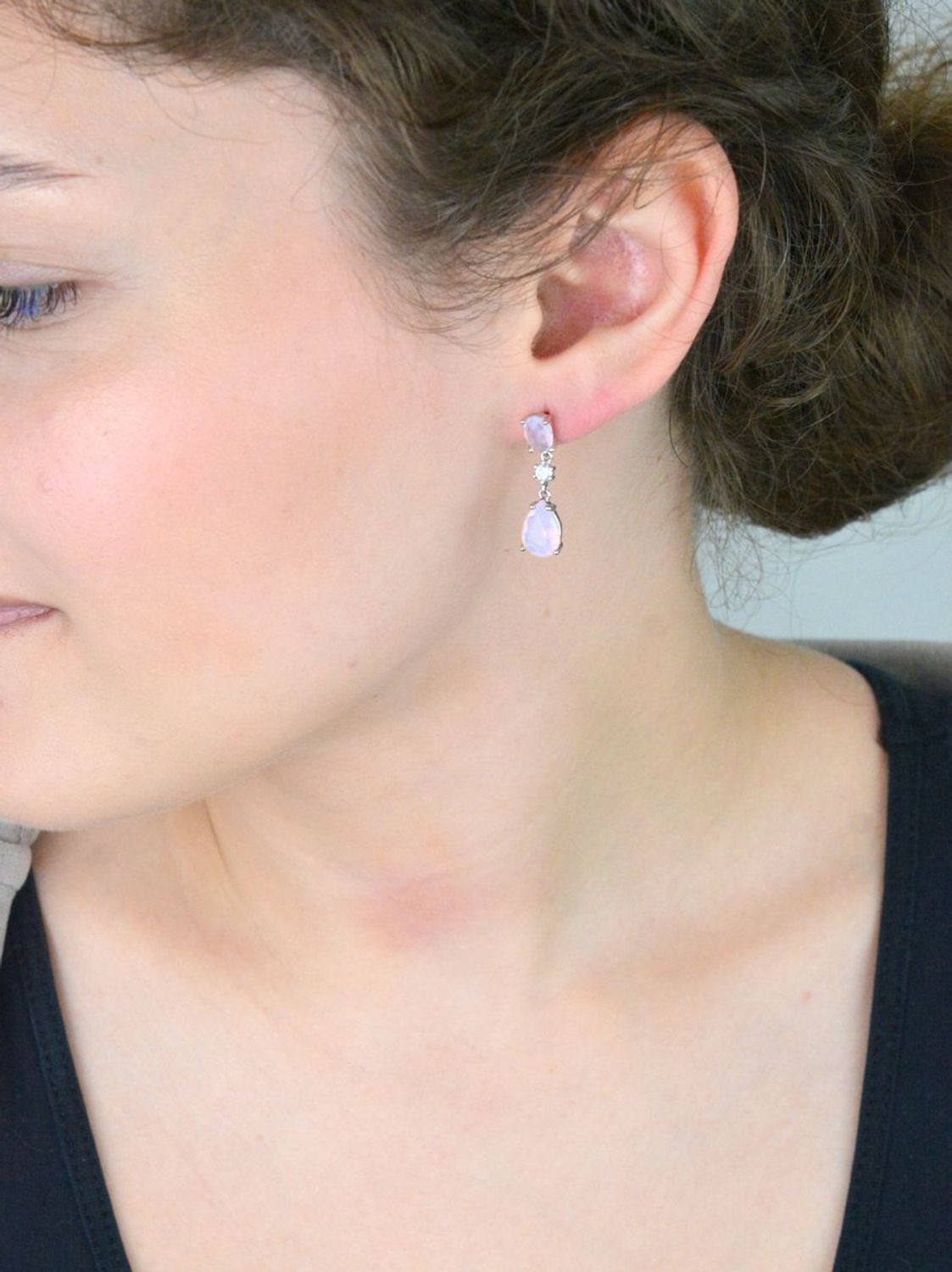 Eleganckie kolczyki wiszące damskie srebrne próba 925 zdobione różowymi kryształami Swarovskiego i cyrkonią. Zapięcie na sztyft, długość 2,5 cm, szerokość 7 mm, waga 3,00 g. Model DIA-KLC-SWAROV.jpg