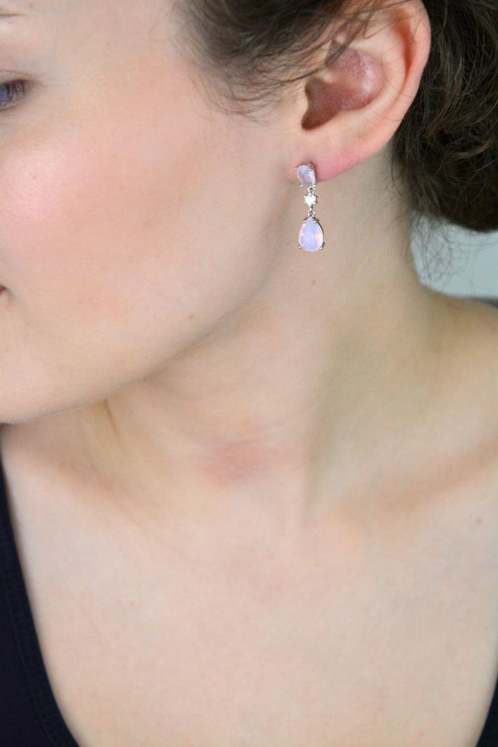 Eleganckie kolczyki wiszące damskie srebrne próba 925 zdobione różowymi kryształami Swarovskiego i cyrkonią. Zapięcie na sztyft, długość 2,5 cm, szerokość 7 mm, waga 3,00 g. Model DIA-KLC-SWAROV.jpg