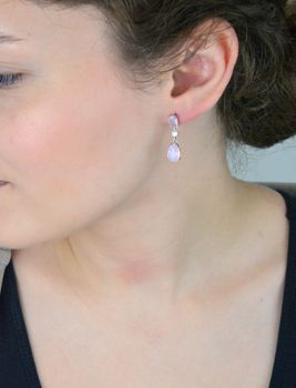 Eleganckie kolczyki wiszące damskie srebrne próba 925 zdobione różowymi kryształami Swarovskiego i cyrkonią. Zapięcie na sztyft, długość 2,5 cm, szerokość 7 mm, waga 3,00 g. Model DIA-KLC-SWAROVSKI9-925 (1).JPG