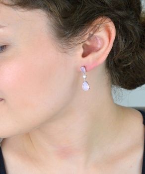 Eleganckie kolczyki wiszące damskie srebrne próba 925 zdobione różowymi kryształami Swarovskiego i cyrkonią. Zapięcie na sztyft, długość 2,5 cm, szerokość 7 mm, waga 3,00 g. Model DIA-KLC-SWAROVSKI9-925 (2).JPG