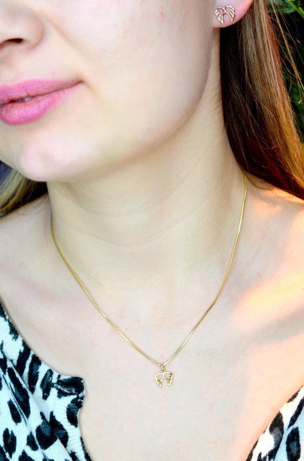 Złote kolczyki 585 skrzydełka wkrętki DIA-KLC-UCCH02-Y-585. Minimalistyczna biżuteria zapinana na wygodne zapięcie na sztyft, doda subtelnego blasku stworzonej stylizacji. Tego typu kolczyki, pięknie się będą prezentował.jpg