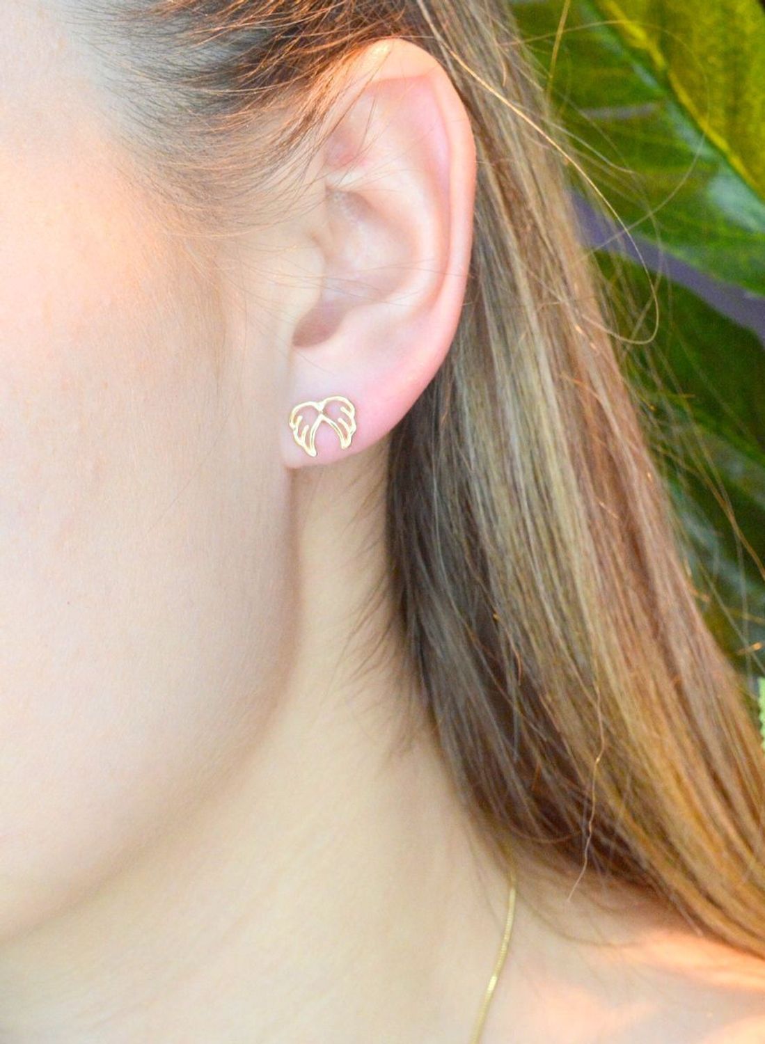 Złote kolczyki 585 skrzydełka wkrętki DIA-KLC-UCCH02-Y-585. Minimalistyczna biżuteria zapinana na wygodne zapięcie na sztyft, doda subtelnego blasku stworzonej stylizacji. Tego typu kolczyki, pięknie się będą prezentował.jpg