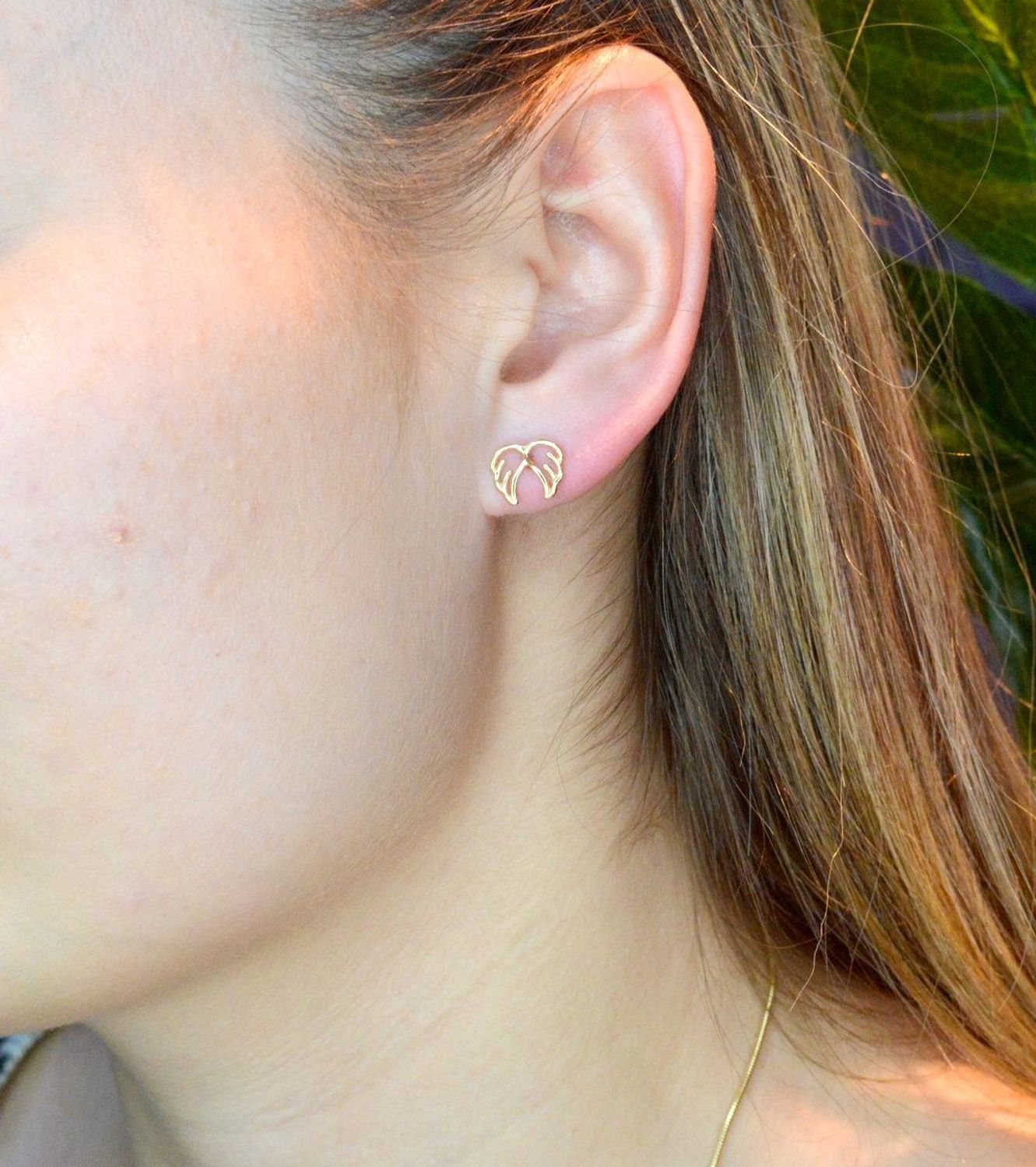 Złote kolczyki 585 skrzydełka wkrętki DIA-KLC-UCCH02-Y-585. Minimalistyczna biżuteria zapinana na wygodne zapięcie na sztyft, doda subtelnego blasku stworzonej stylizacji. Tego typu kolczyki, pięknie się będą prezentował.jpg