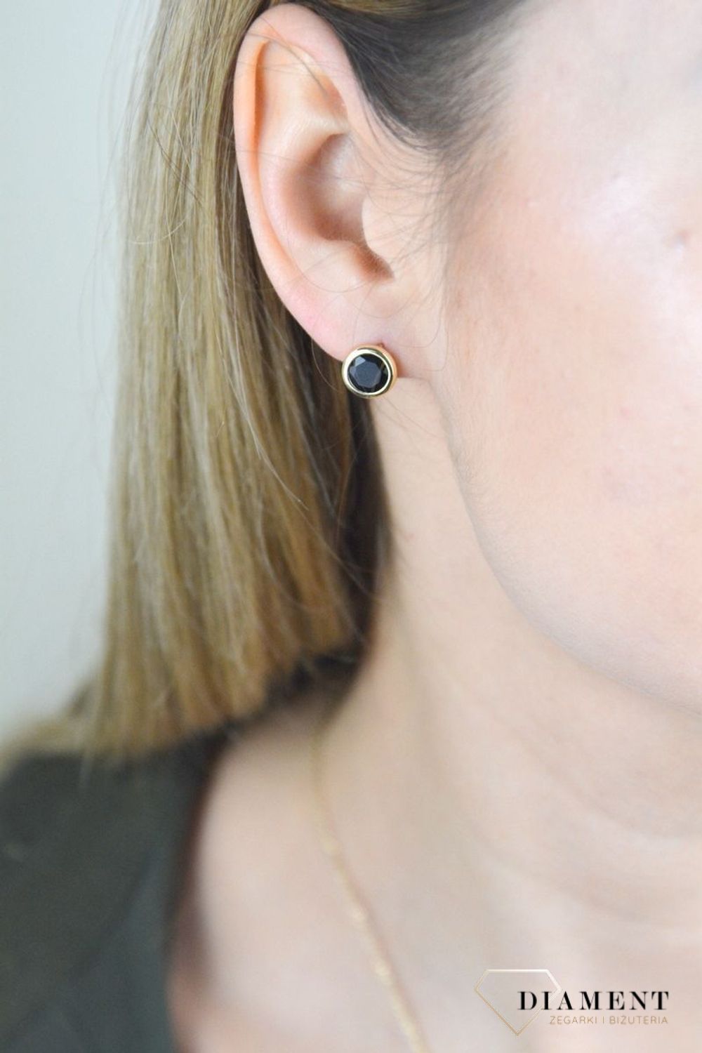 Pozłacane kolczyki ''Czarne kółeczka ' 925 DIA-KLC-Z4180044BLK-925. Kolczyki wykonane z srebra próby 925 w pozłoceniu żółtego złota. Biżuteria z dodatkiem czerni to jeden z najnowszych trendów. Modne kolczyki będą doskonałym.jpg