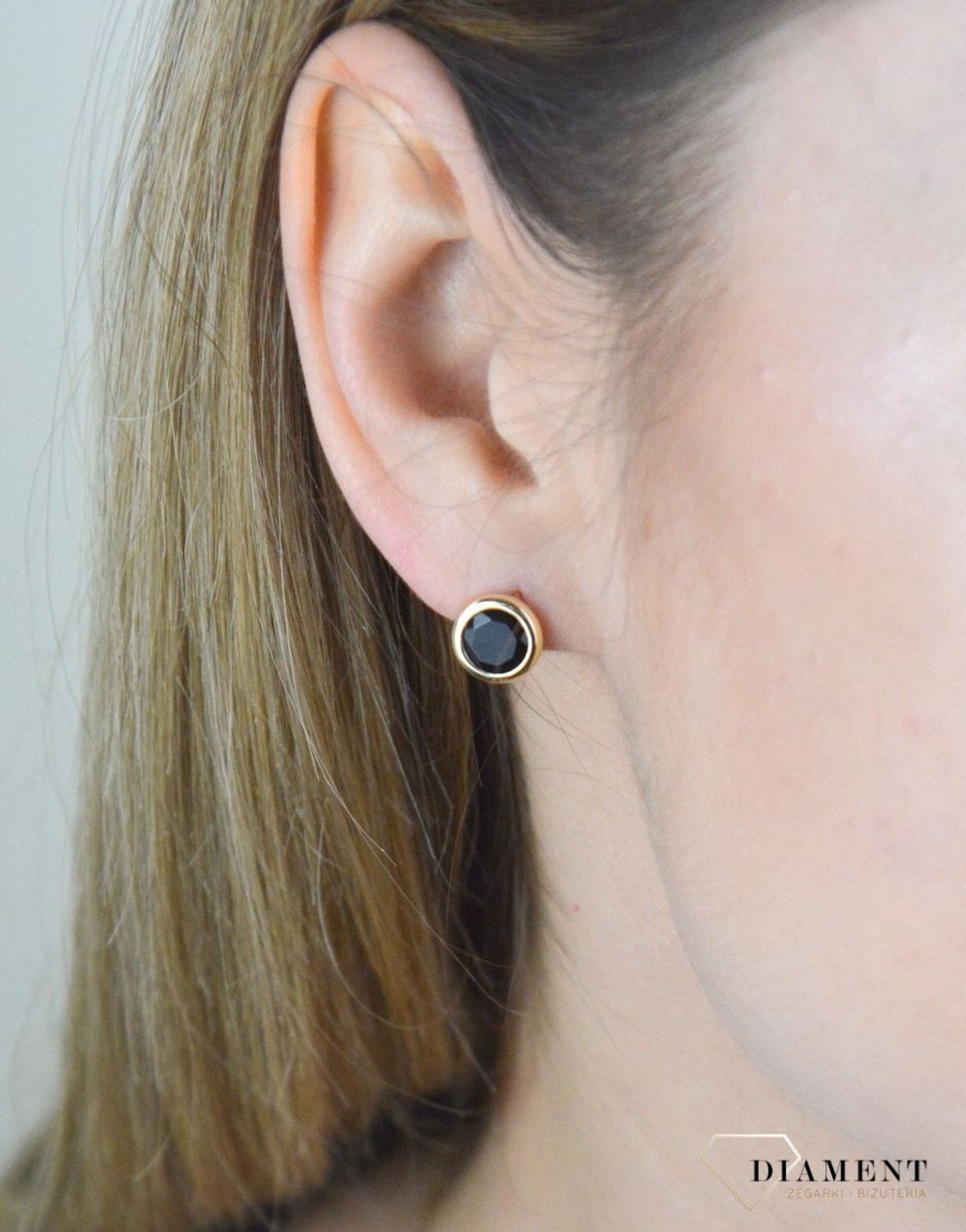 Pozłacane kolczyki ''Czarne kółeczka ' 925 DIA-KLC-Z4180044BLK-925. Kolczyki wykonane z srebra próby 925 w pozłoceniu żółtego złota. Biżuteria z dodatkiem czerni to jeden z najnowszych trendów. Modne kolczyki będą doskonałym.jpg