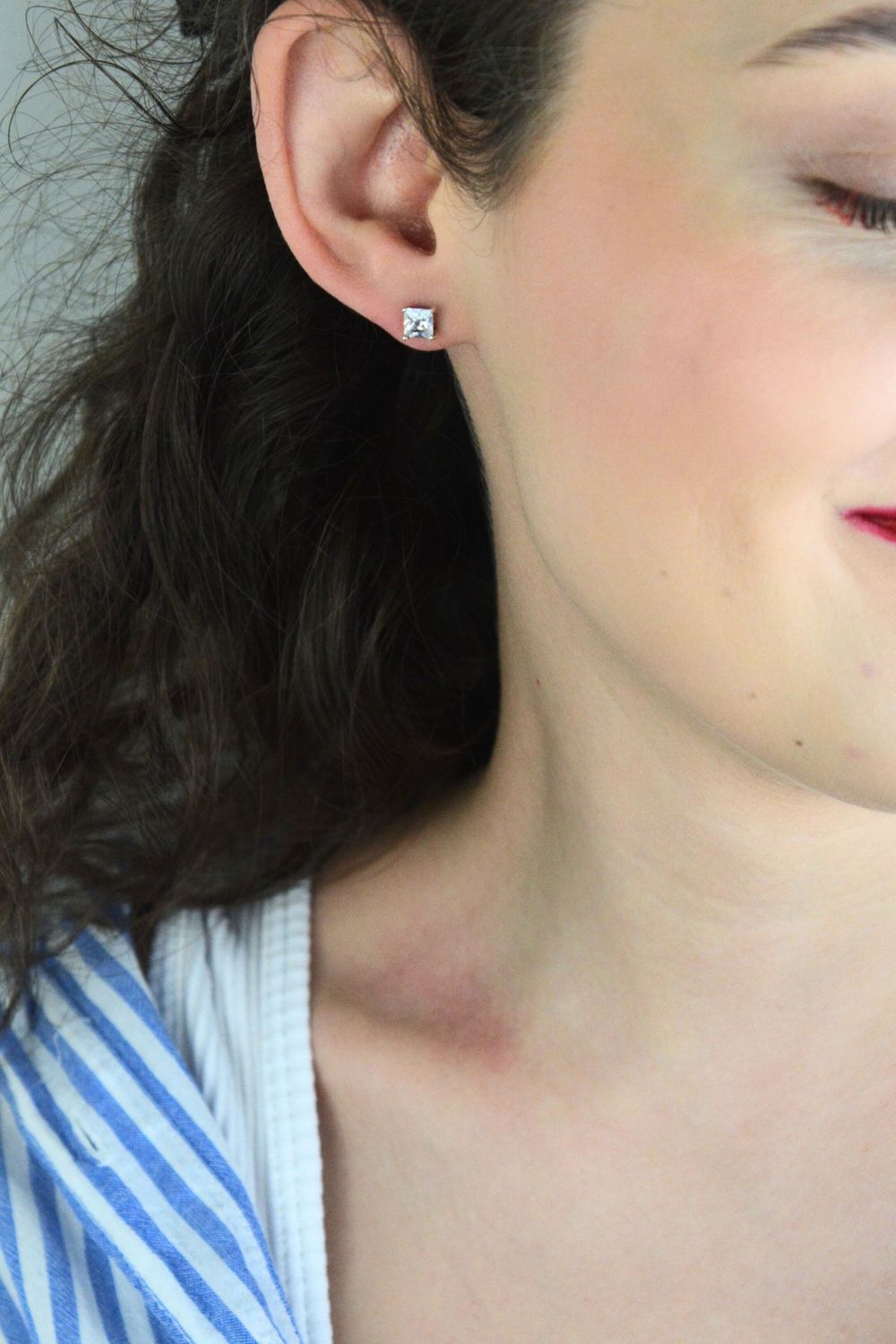 Elegancki pojedynczy srebrny kolczyk z kwadratową cyrkonią, wykonany ze srebra próby 925. Minimalistyczny i uniwersalny detal do codziennych i eleganckich stylizacji.1.jpg