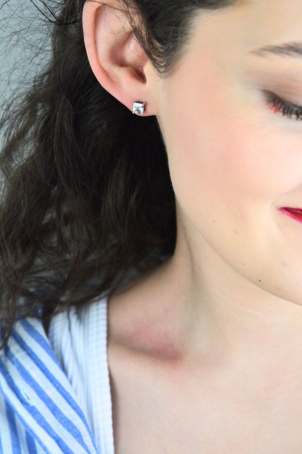 Elegancki pojedynczy srebrny kolczyk z kwadratową cyrkonią, wykonany ze srebra próby 925. Minimalistyczny i uniwersalny detal do codziennych i eleganckich stylizacji.1.jpg