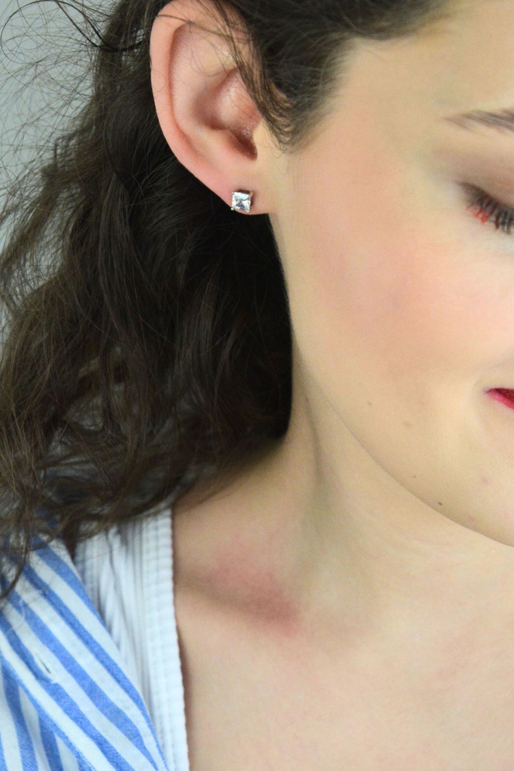 Elegancki pojedynczy srebrny kolczyk z kwadratową cyrkonią, wykonany ze srebra próby 925. Minimalistyczny i uniwersalny detal do codziennych i eleganckich stylizacji.1.jpg