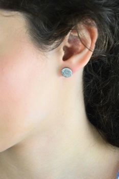 Pojedynczy srebrny kolczyk 925 – płaski z drobnymi cyrkoniami, minimalistyczny (1).jpg