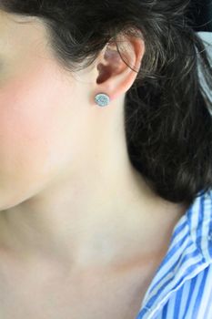 Pojedynczy srebrny kolczyk 925 – płaski z drobnymi cyrkoniami, minimalistyczny (2).jpg