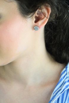 Pojedynczy srebrny kolczyk 925 – płaski z drobnymi cyrkoniami, minimalistyczny (4).jpg