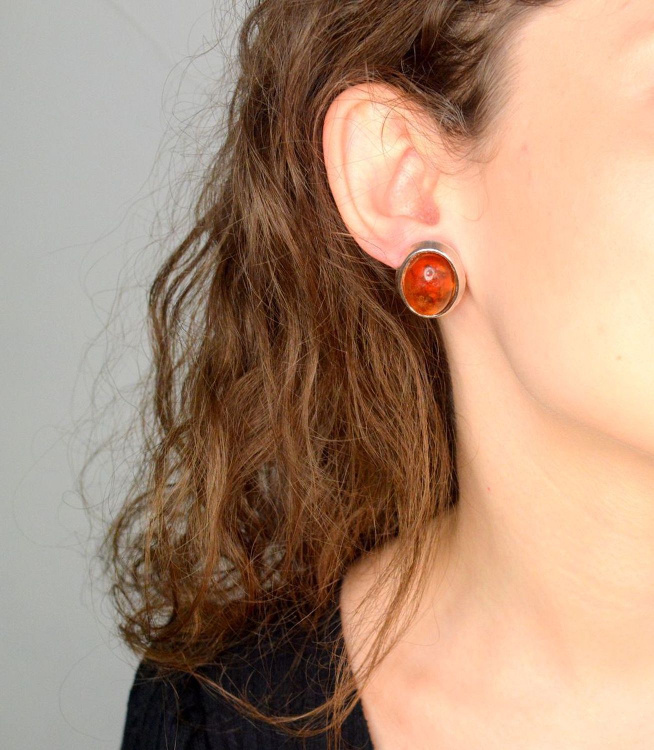 Klipsy srebrne bursztyn próba 925, DIA-KLI-12603-925 Srebrne klipsy zostały wykonane z najwyższej jakości srebra próby 925. Kolczyki zostały starannie ozdobione bursztynem bałtyckim w brązowym kolorze o owalnym kształcie. 1.jpg