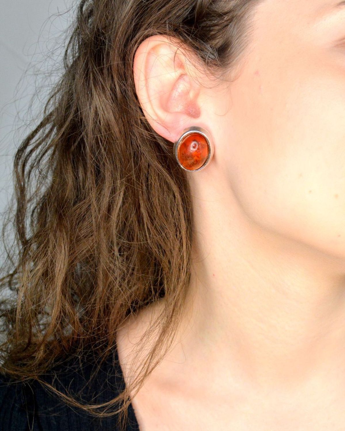 Klipsy srebrne bursztyn próba 925, DIA-KLI-12603-925 Srebrne klipsy zostały wykonane z najwyższej jakości srebra próby 925. Kolczyki zostały starannie ozdobione bursztynem bałtyckim w brązowym kolorze o owalnym kształcie. 1.jpg