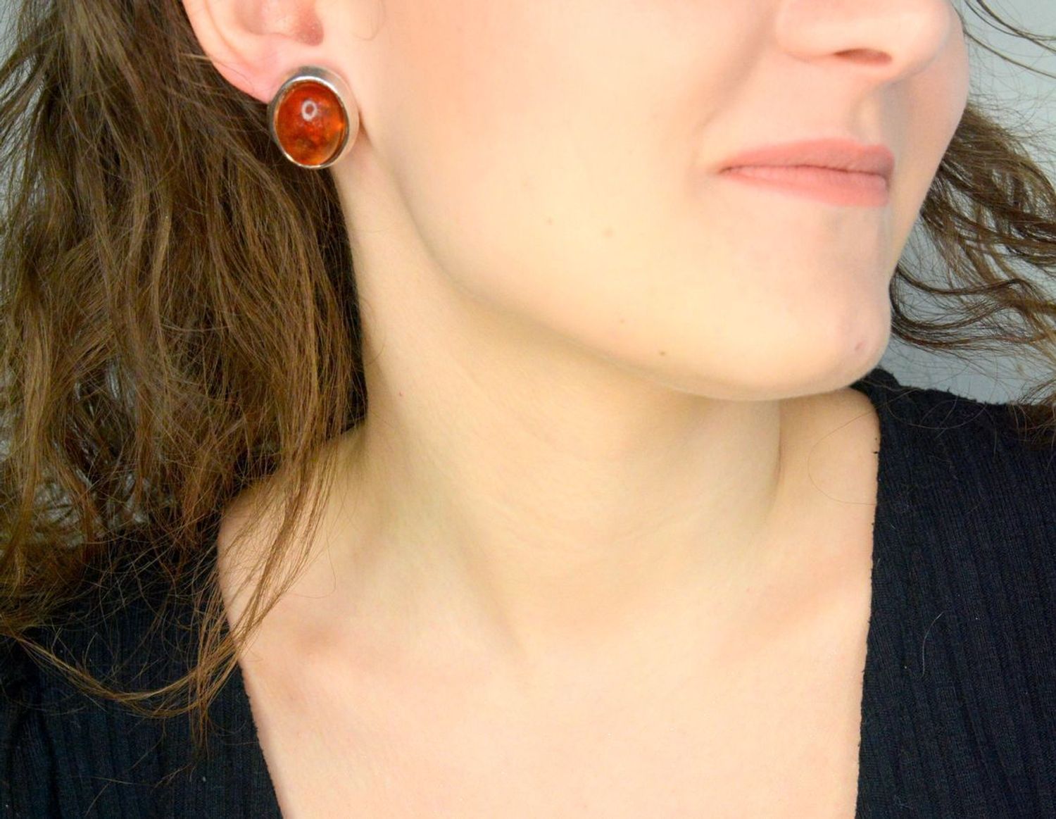 Klipsy srebrne bursztyn próba 925, DIA-KLI-12603-925 Srebrne klipsy zostały wykonane z najwyższej jakości srebra próby 925. Kolczyki zostały starannie ozdobione bursztynem bałtyckim w brązowym kolorze o owalnym kształcie. 1.jpg