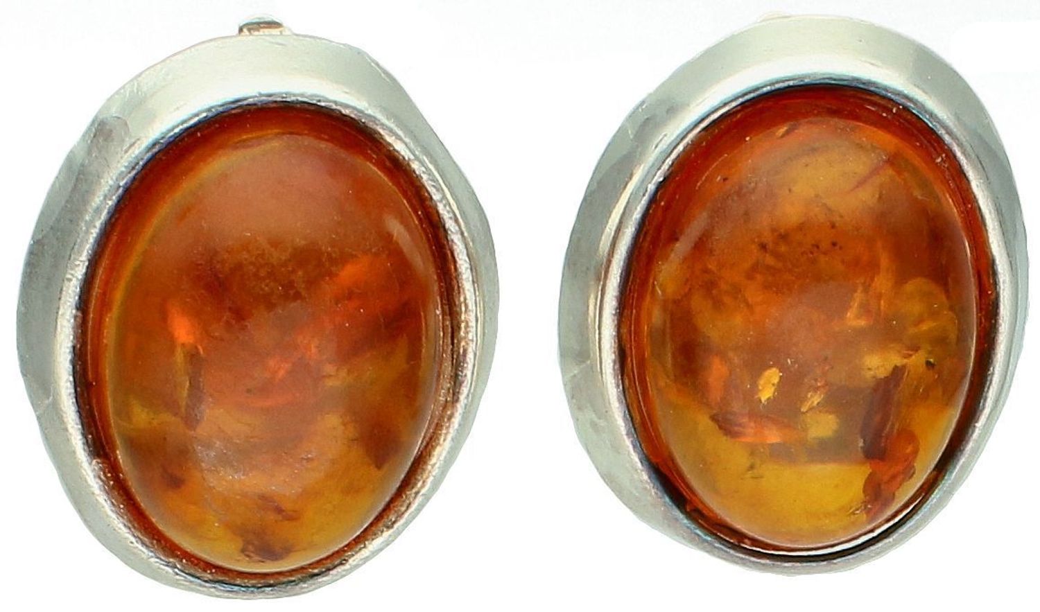 Klipsy srebrne bursztyn próba 925, DIA-KLI-12603-925 Srebrne klipsy zostały wykonane z najwyższej jakości srebra próby 925. Kolczyki zostały starannie ozdobione bursztynem bałtyckim w brązowym kolorze o owalnym kształcie. 1.jpg