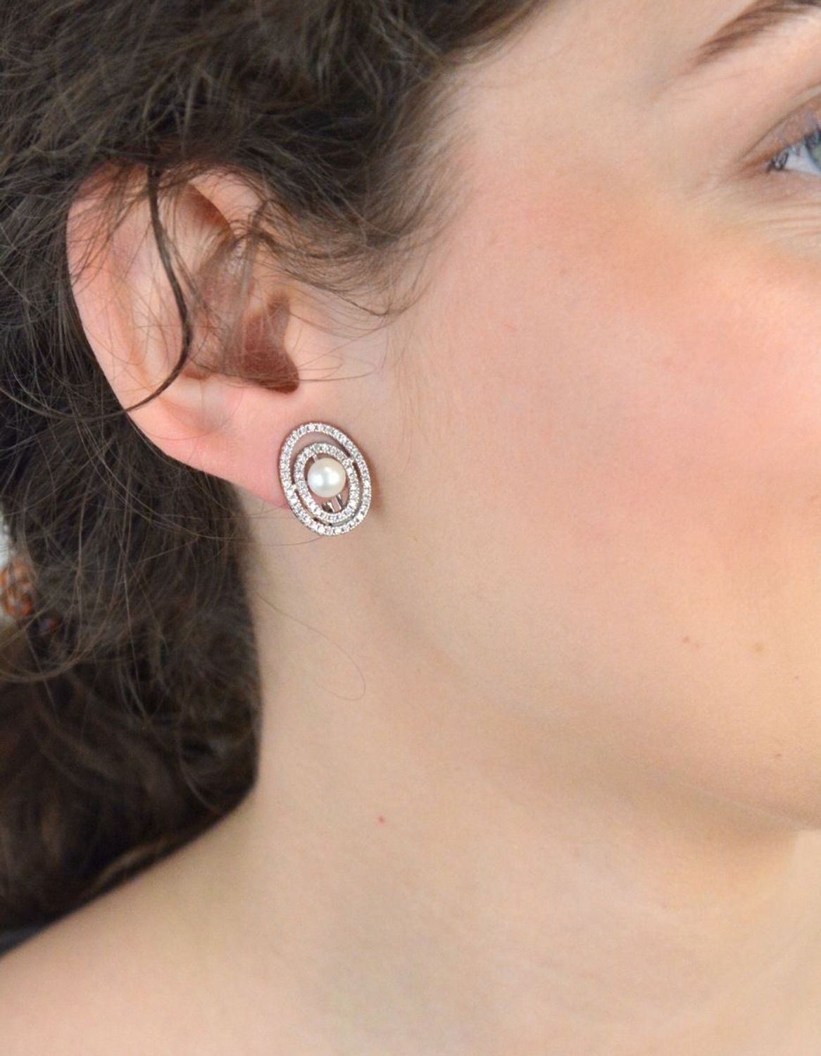 Klipsy damskie srebrne z perłami i cyrkoniami owalne próba 925, DIA-KLI-12824-925 Te wyjątkowe klipsy to doskonałe połączenie klasycznej elegancji z nowoczesnym wykonaniem.1.jpg