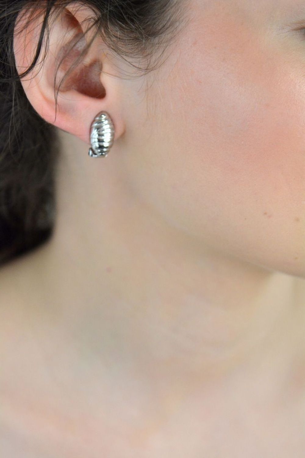 Klipsy srebrne z ozdobnym wzorem próba 925, DIA-KLI-12825-925 Eleganckie srebrne klipsy o wyjątkowym, ozdobnym wzorze, który nadaje biżuterii subtelnego charakteru i elegancji.1.jpg