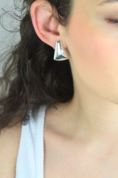 Damskie srebrne klipsy 925 – geometryczne trójkąty, minimalistyczna elegancja DIA-KLI-13814-925 (1).jpg