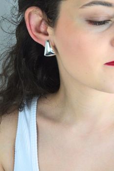 Damskie srebrne klipsy 925 – geometryczne trójkąty, minimalistyczna elegancja DIA-KLI-13814-925 (2).jpg