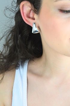Damskie srebrne klipsy 925 – geometryczne trójkąty, minimalistyczna elegancja DIA-KLI-13814-925 (3).jpg