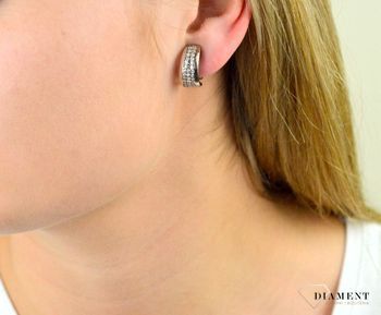 Eleganckie srebrne klipsy z cyrkoniami DIA-KLI-4586-925. Biżuteria sprawdzi się jako prezent dla kobiet kochających klasykę w codziennych stylizacjach (3).JPG