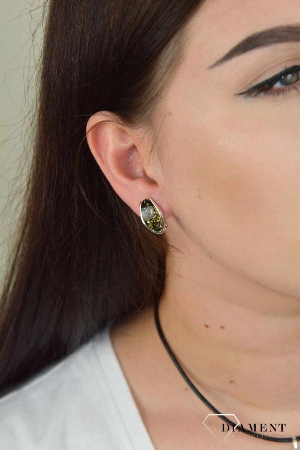 Srebrne kolczyki klipsy z zielonym bursztynem DIA-KLI-4595-925.jpg