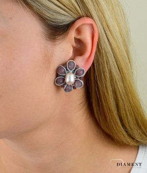 Oryginalne klipsy 'Fioletowe kwiatki' DIA-KLI-4816-MET.  Biżuteria będzie idealnym prezentem dla kobiety uwielbiającej oryginalne dodatki. Klipsy przyciągają uwagę. Prezent dla babci, dla .JPG