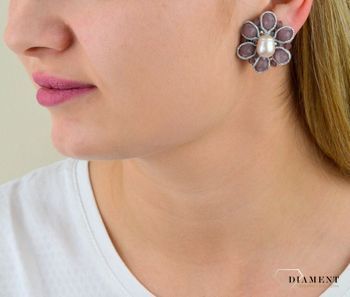 Oryginalne klipsy 'Fioletowe kwiatki' DIA-KLI-4816-MET.  Biżuteria będzie idealnym prezentem dla kobiety uwielbiającej oryginalne dodatki. Klipsy przyciągają uwagę. Prezent dla babci, dla ma (1).JPG