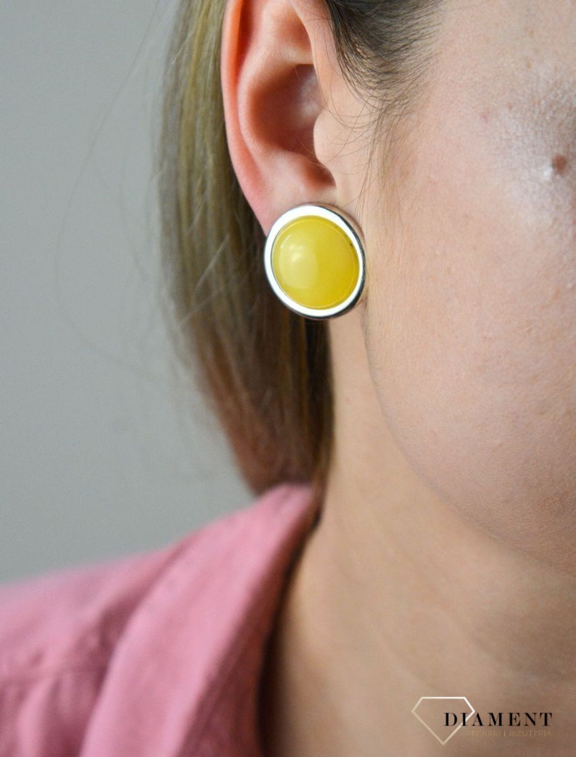 Kolczyki klipsy srebrne okrągłe z żółtym bursztynem DIA-KLI-7054-925. Kolczyki srebrne z bursztynem. Kolczyki srebrne klipsy. Kolczyki srebrne okrągłe. Kolczyki z bursztynem. Kolczyki srebrne z bursztynem idealne na prezent..jpg