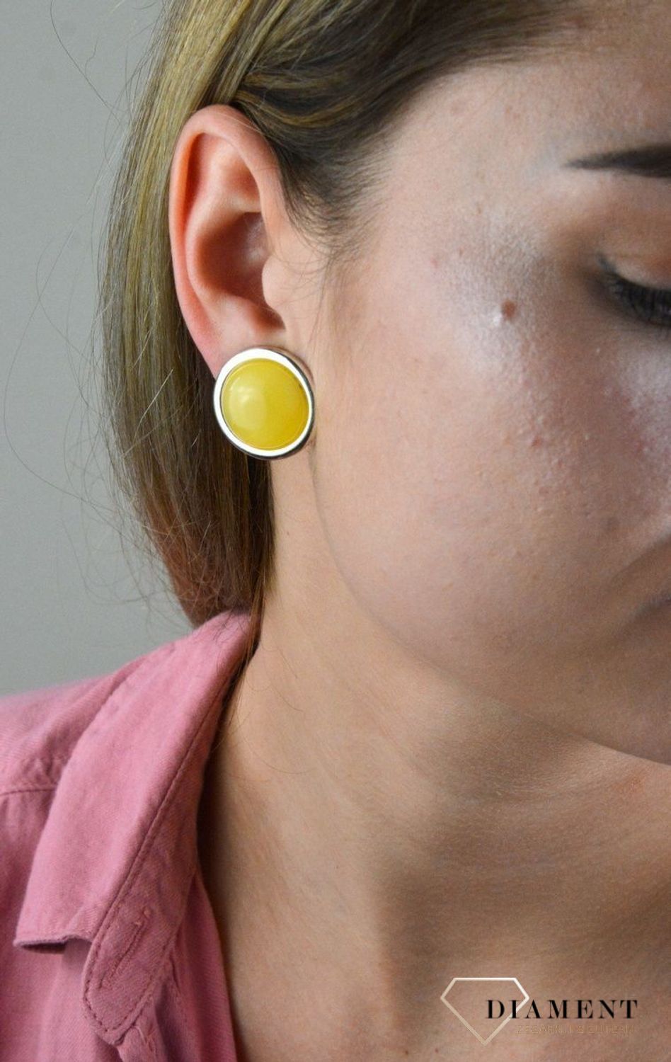 Kolczyki klipsy srebrne okrągłe z żółtym bursztynem DIA-KLI-7054-925. Kolczyki srebrne z bursztynem. Kolczyki srebrne klipsy. Kolczyki srebrne okrągłe. Kolczyki z bursztynem. Kolczyki srebrne z bursztynem idealne na prezent..jpg