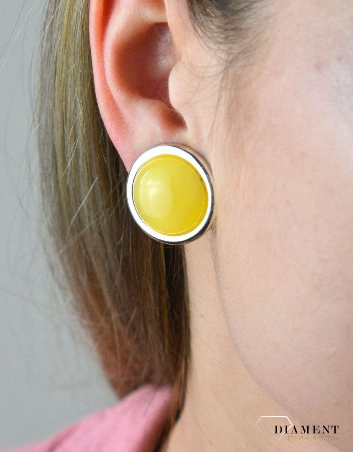 Kolczyki klipsy srebrne okrągłe z żółtym bursztynem DIA-KLI-7054-925. Kolczyki srebrne z bursztynem. Kolczyki srebrne klipsy. Kolczyki srebrne okrągłe. Kolczyki z bursztynem. Kolczyki srebrne z bursztynem idealne na prezent..jpg